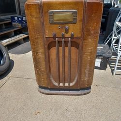 1937 general electric model RADIO E-155 console.