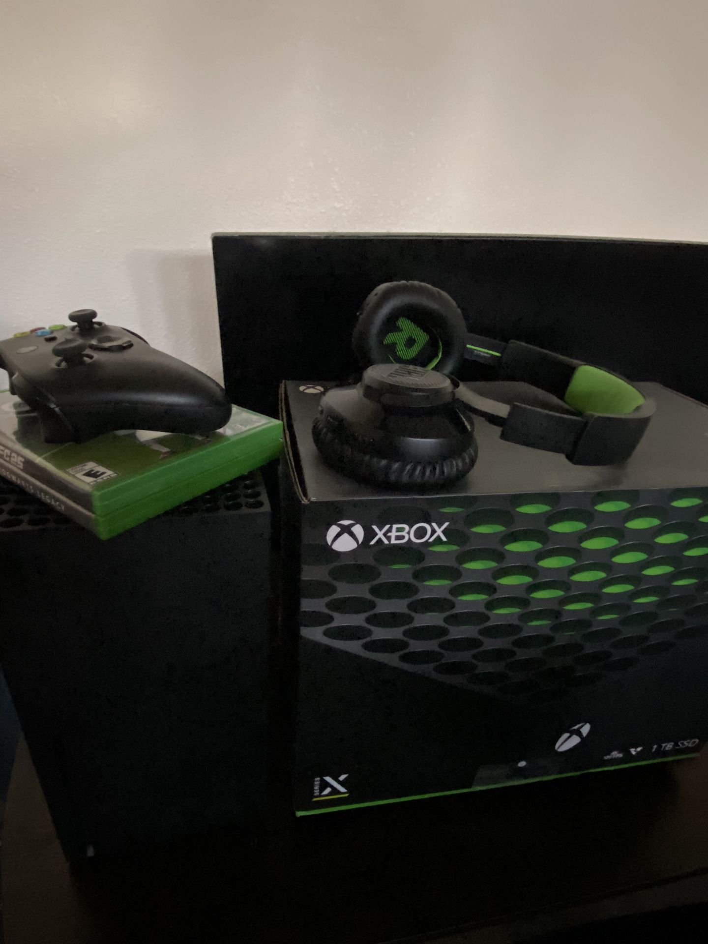 Used Xbox Series X + 2 Games & Accessaries