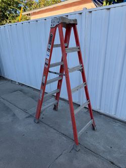 Louisville 6ft Fiberglass Step Ladder / Escalera