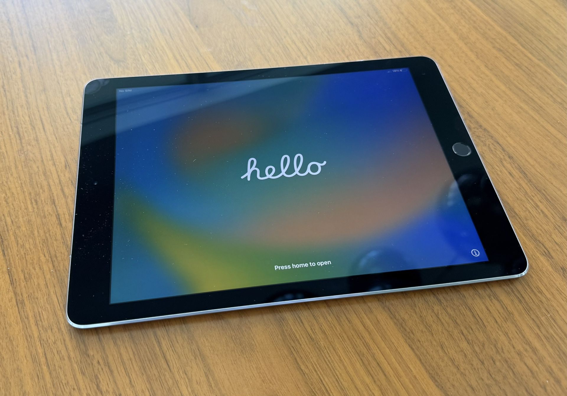 Apple iPad Pro (9.7-inch, Wi-Fi + Cellular)