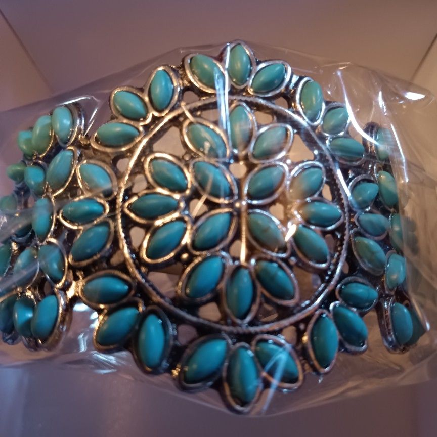 Very Elegant Turquoises Color Bracelet On Silver Metal Underlying