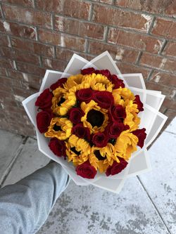 Sunflower And Rose Bouquets For Valentine’s Day 