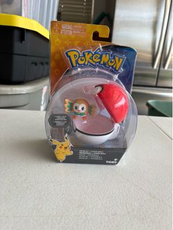 Pokémon  Rowlet and Poké Ball figure