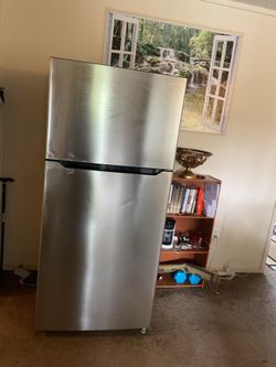 FREE -  Insignia refrigerator with top Freezer