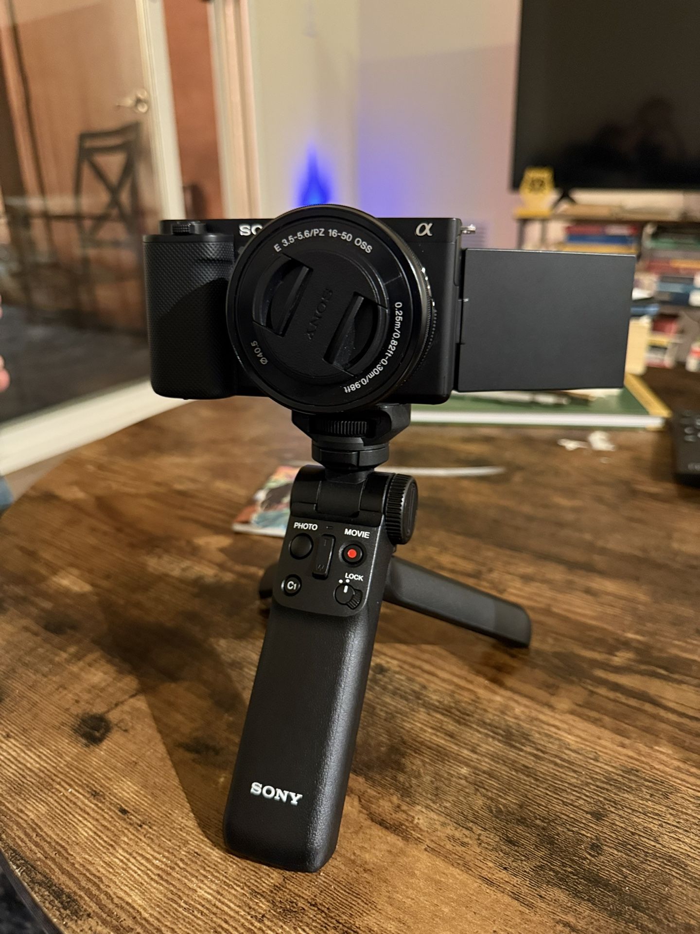 SONNY ZV-E10 VLOG CAMERA WITH TRIPOD