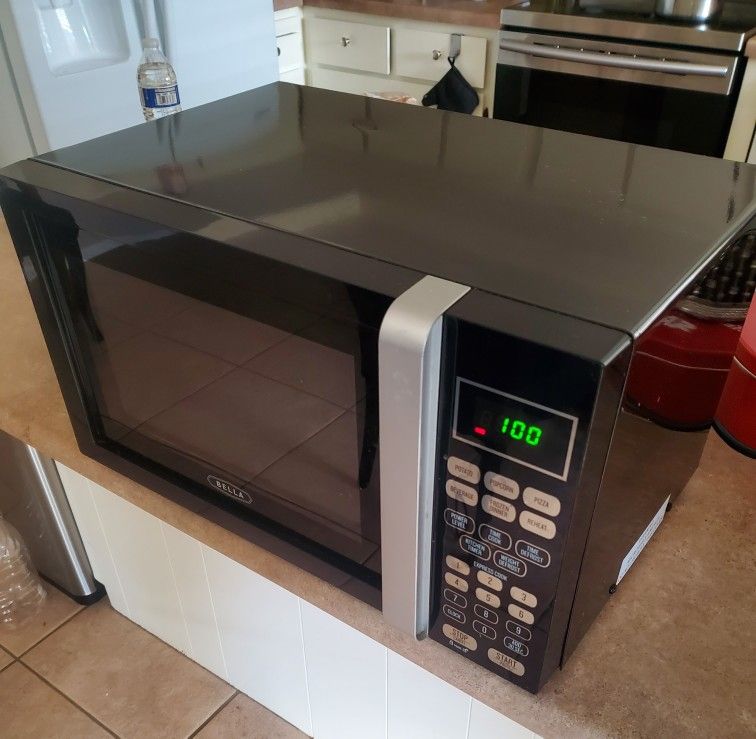 BELLA BLACK 0.9 CU FT 900-WATT COUNTER TOP MICROWAVE, STILL IN GOOD CONDITION.