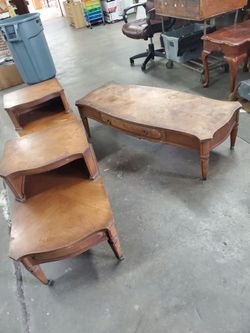 Vintage 3 PC coffee table set. Stepup end tables. #830