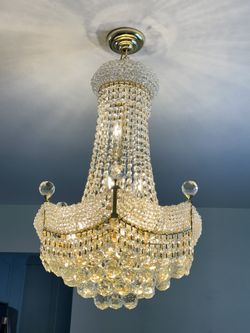 Elegant Crystal Chandelier – Classic Gold Finish