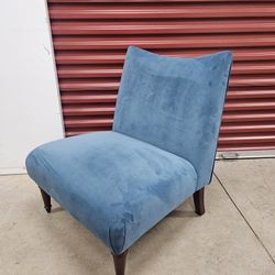 Armless blue velvet accent chair
