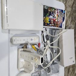 Nintendo Wii White RVL-001 – Bundle with Super Smash Bros Brawl + Accessories
