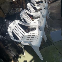 Cuarto Sillas De Plastico Aun En Buenas Condiciones