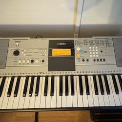 Keyboard: Yamaha YPT-320 w/stand 