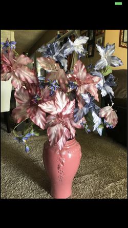 🛑 Pink Vase w/silky flowers 🌸 ( Negotiable)