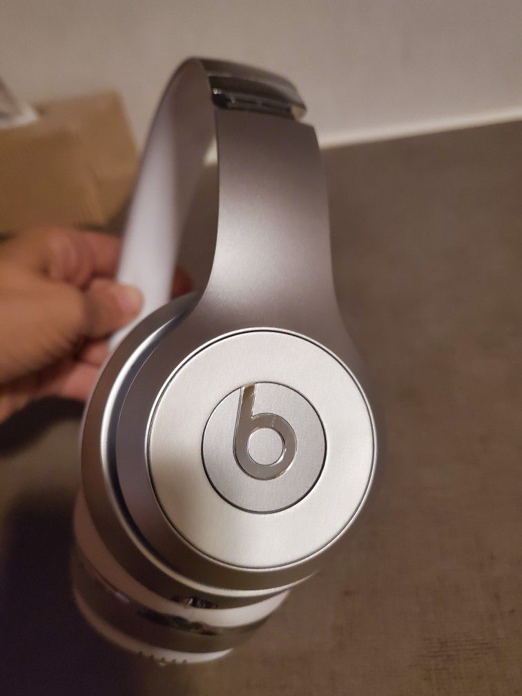 Beats Solo Wireless Headphones Like New With Case And Cables