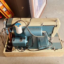 Vintage Sewing Machine 🧵 