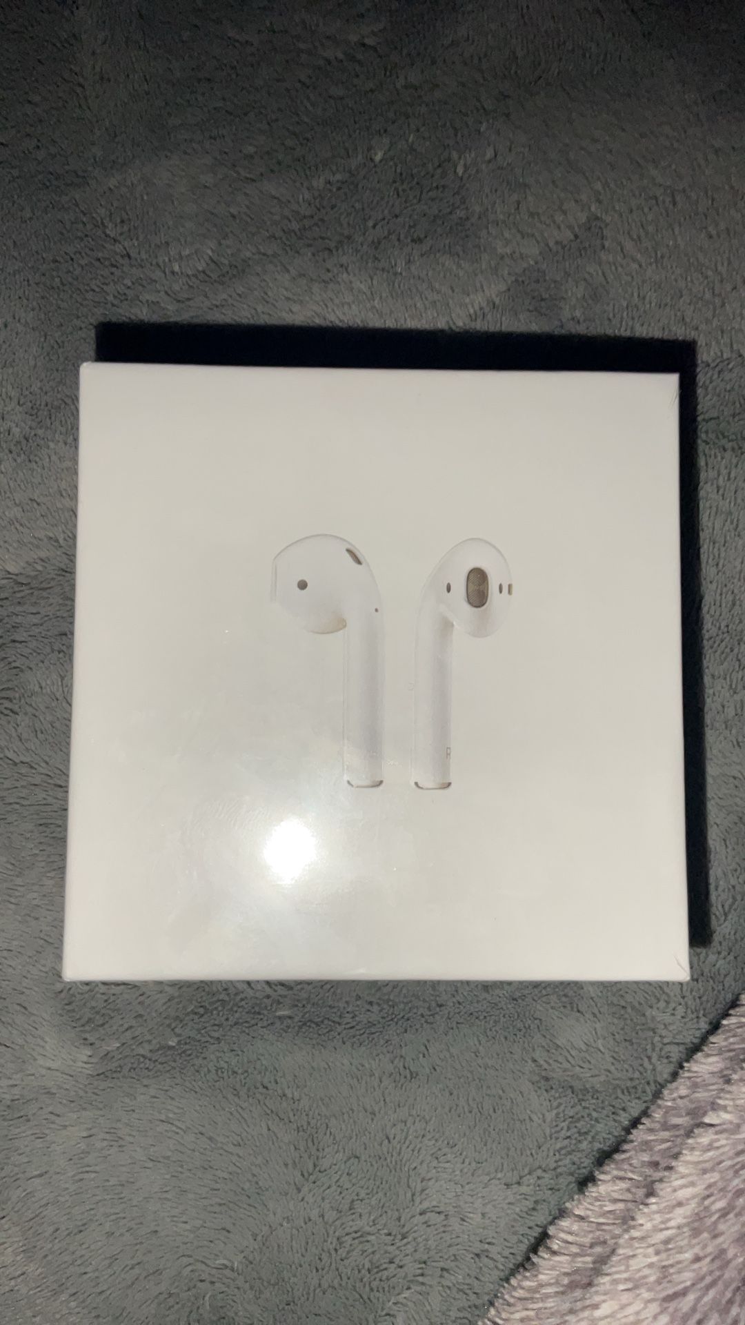 1st Generation airpods. (Excellent condition) With charging case