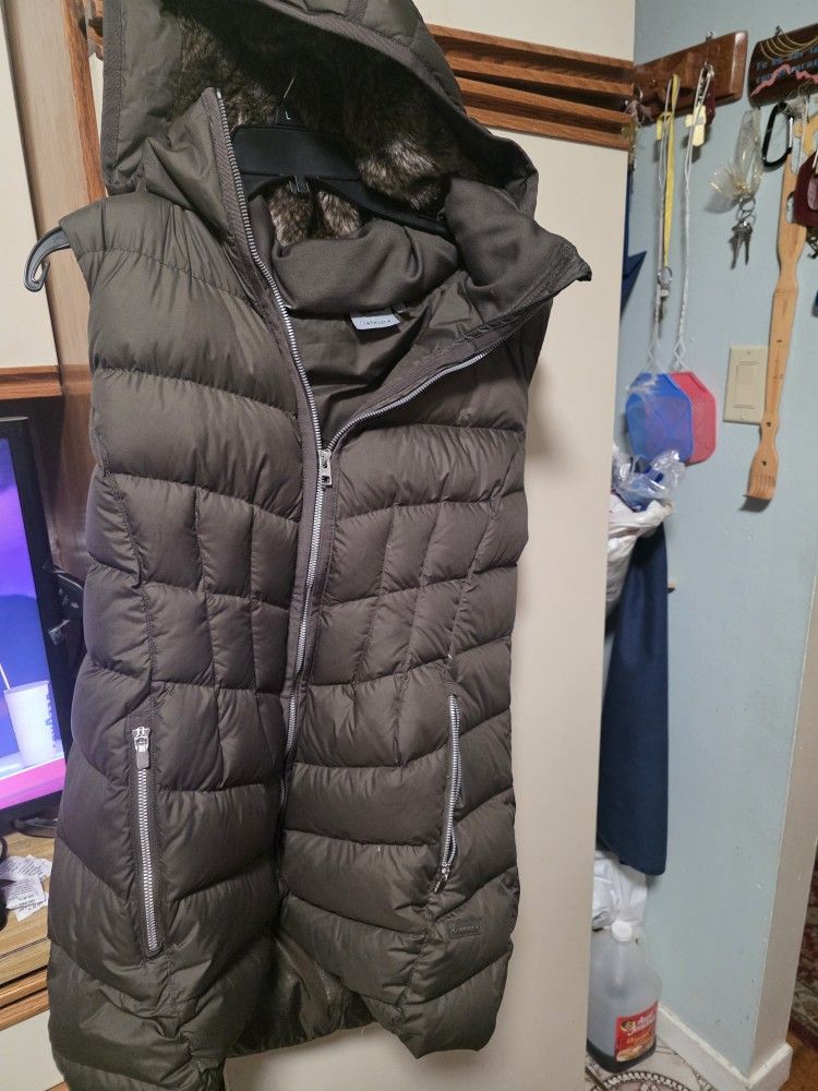 Athleta puffer vest with hood large women