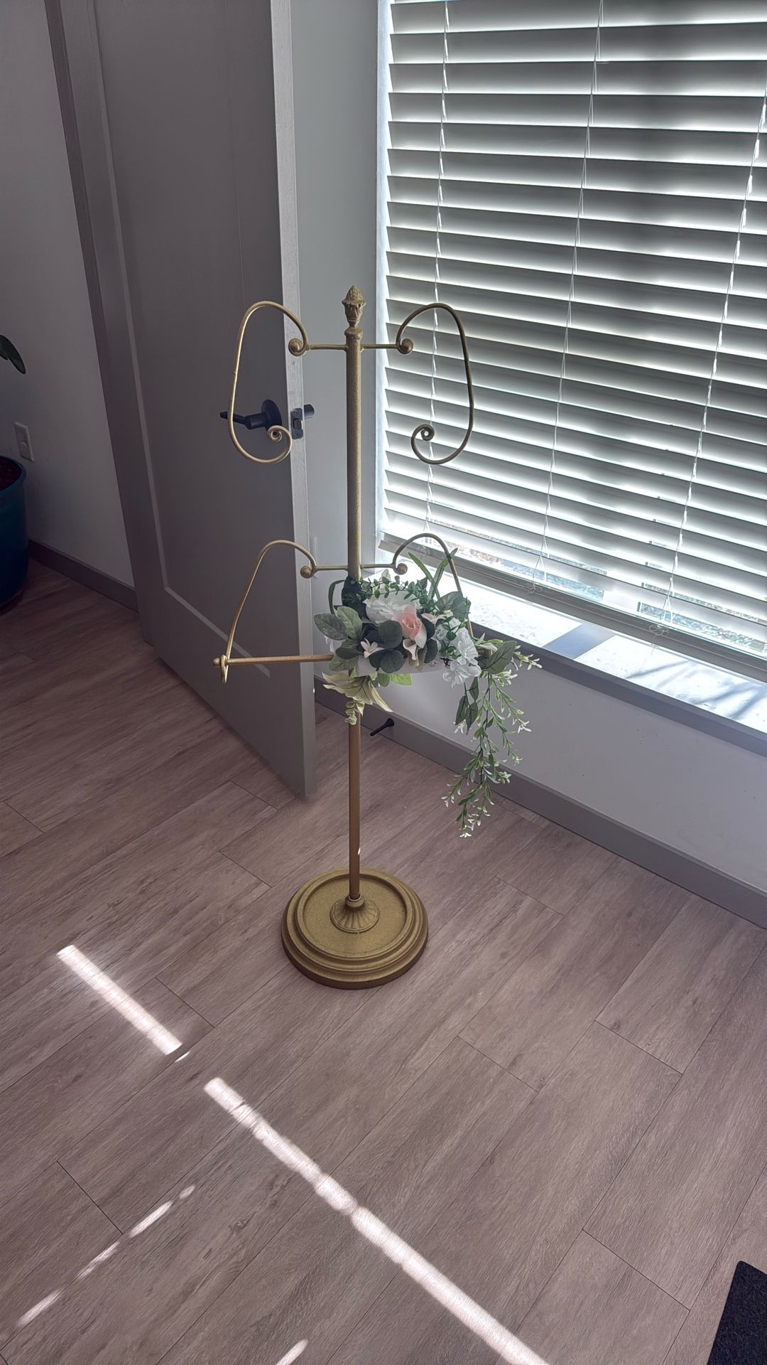 Beautiful Gold Easel For Event Signage, Art Or Pictures