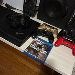 PLAYSTATION 4 With 4 Controllers Headset And Modern Warfare