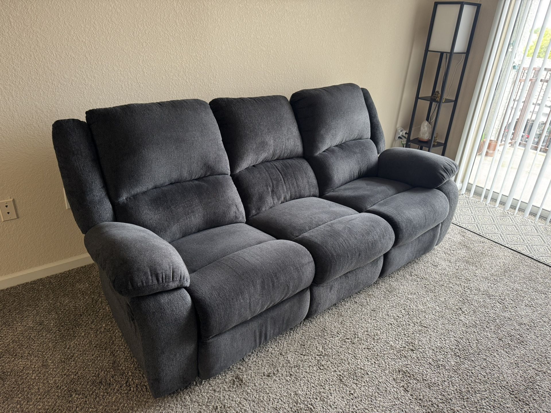 SignatureI Design by Ashley Draycoll Manual Reclining Sofa in Slate