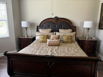 Sleigh Bed With Nightstands/dresser