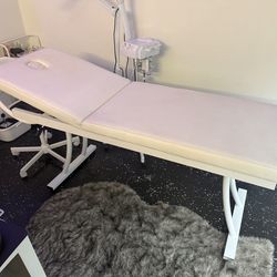 Massage facial eyebrows Espa bed