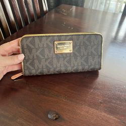 MICHAEL KORS large ZIPPERED WALLET