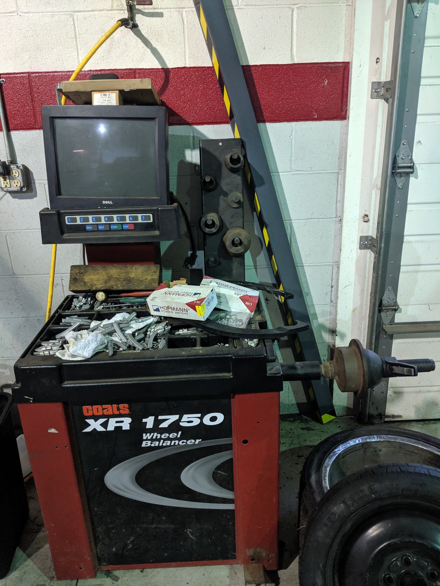 Coats xr 1750 wheel tire balancer machine used