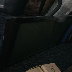 5.5 Feet Tv With Speakers Attached 