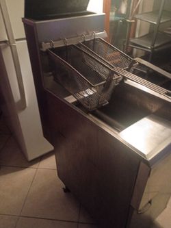 Vendo una freidora de gas comercial