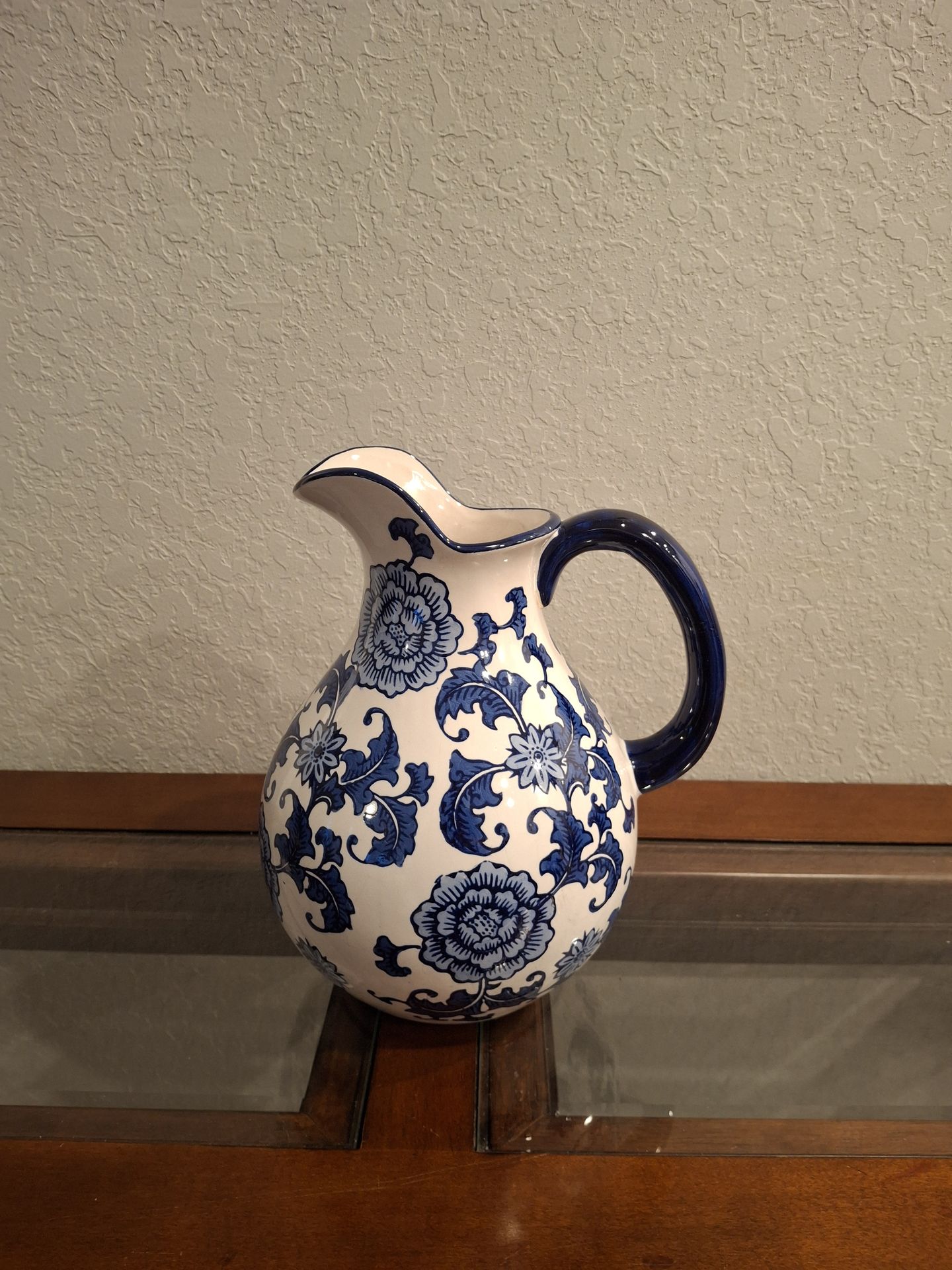 DECORATIVE CERAMIC PITCHER (SERIOUS BUYERS ONLY PLEASE ππ»)READ FULL DESCRIPTION BEFORE ASKING PLEASE ππ» IF IT'S POSTED IT'S AVAILABLE π