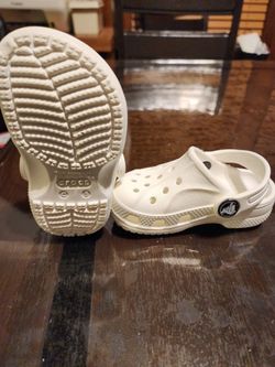 White Crocs 5c