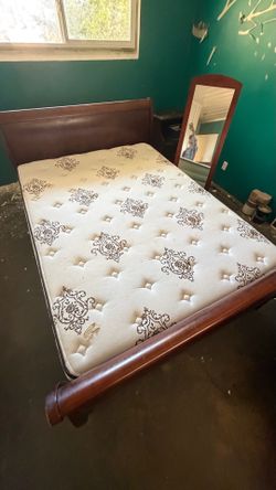 Queen bed  ( with  mattress ,and mirror)
