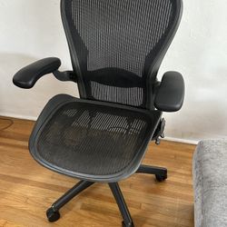Herman Miller Aeron Fully Loaded Size B In Excellent Condition. 