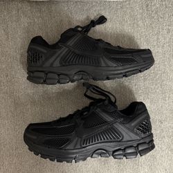  NIKE ZOOM VOMERO 5 BLACK/BLACK 