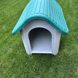 Outdoor dog house