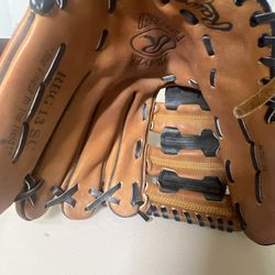 Rawlings RBG13SC 13.5” Player Preferred Baseball Softball Glove RHT. Used in good condition with normal signs of usage. There is a name written on it 
