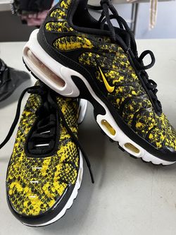 Tennis shoes