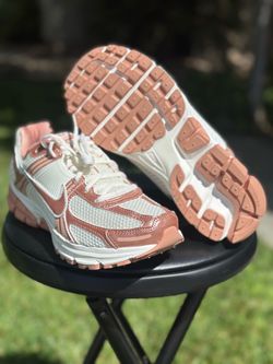 NEW!!! Nike Zoom Vomero 5  Sz 8.5W / 7Y  Sail / Rose Gold