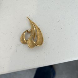 Brooch Gold Tone Pin W/ Faux Pearl