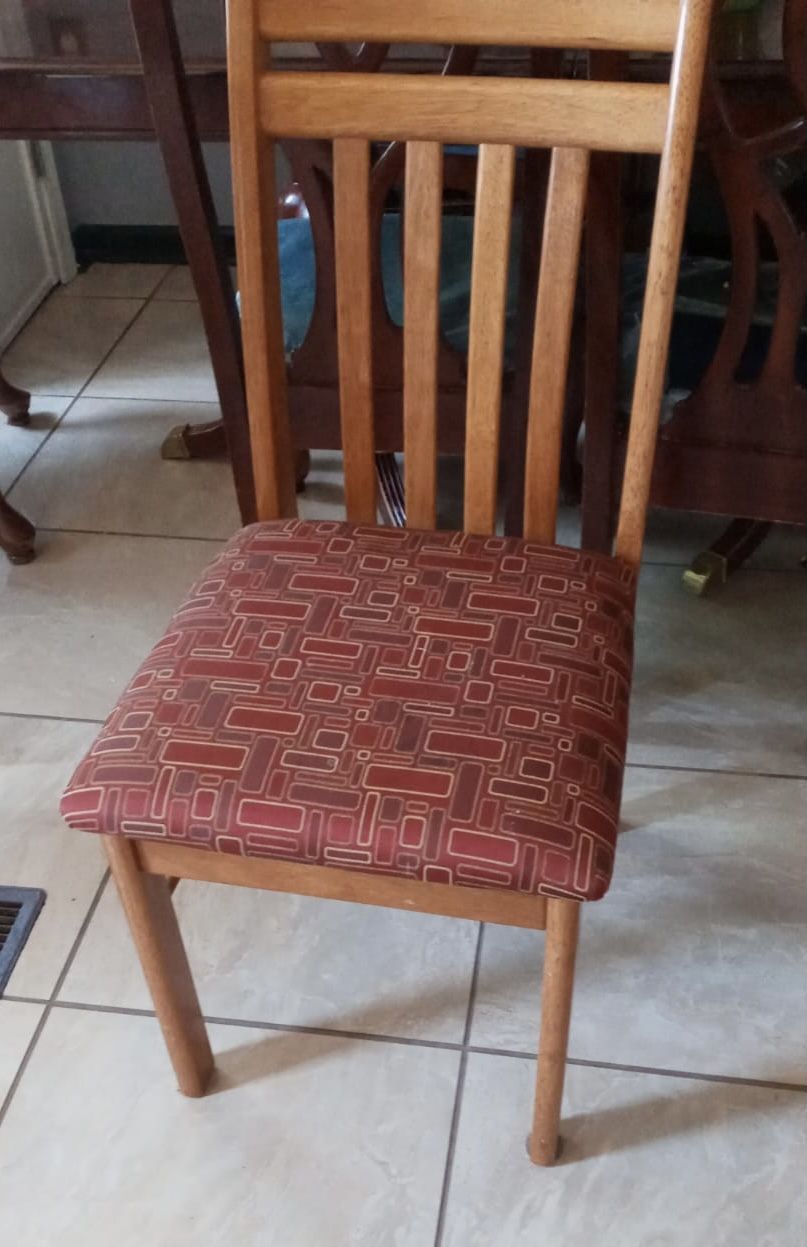 Beautiful Dining Set Table With 5 Chairs .