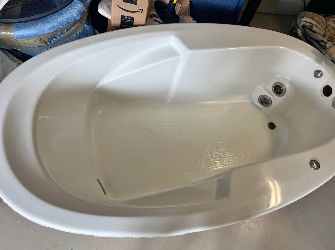 JACUZZI TUBE 😃👍(MAAX PEARL) BRAND NEW ITEM❤️Retails For Over 3k. Asking $1200 OBO🙂Taking ALL OFFERS? BUY NOW & SAVE👂🏻