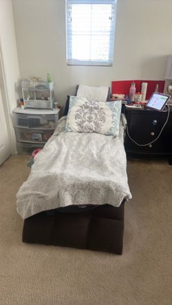 Queen bed with furniture