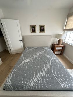Queen Size Sealy Posturepedic Mattress