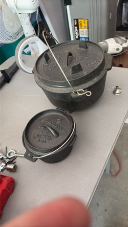 Cast iron cooking pot and tripod