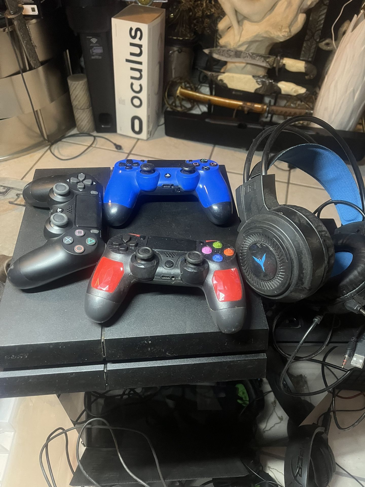 PS4, 3 controllers and headphones