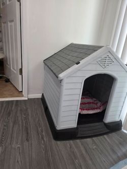 Plastic Dog House Medium size Pet Indoor Outdoor All Weather Shelter Cage Kennel 30x30x32”