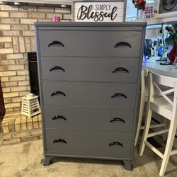 ✨✨GORGEOUS GRAY TALL SOLID 5 DRAWER DRESSER✨✨