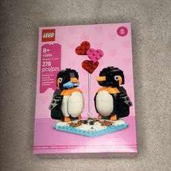 Lego Penguins in Love
