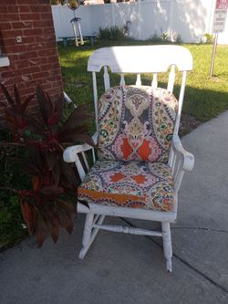 Nice Shabby chic rocker, white destressed,, cushions included